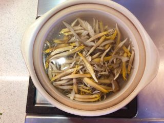 香蕉花排骨汤,放入清洗干净的香蕉花蕊。
