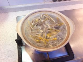 香蕉花排骨汤,大火烧开。