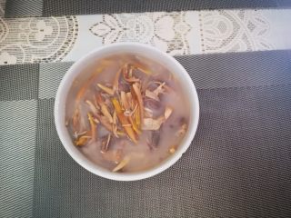香蕉花排骨汤,盛起上桌。