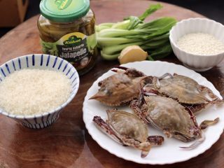 螃蟹青菜辣椒粥,首先备齐所有的食材，煮粥的螃蟹不宜太大，小一点的味道更鲜美哟。
