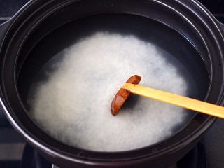 螃蟹青菜辣椒粥,砂锅里倒入适量的清水，放入浸泡后清洗干净的大米。