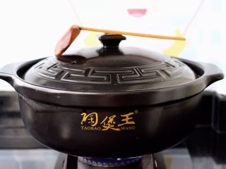 螃蟹青菜辣椒粥,盖上锅盖大火煮开后。