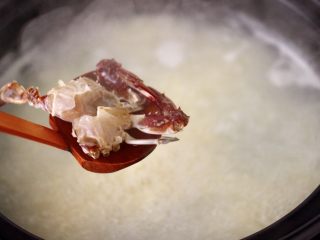 螃蟹青菜辣椒粥,这个时候放入梭子蟹。