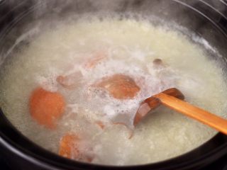 螃蟹青菜辣椒粥,大火煮沸后，小火继续煮10分钟。