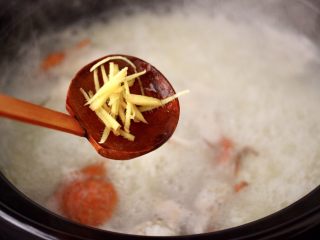 螃蟹青菜辣椒粥,这个时候砂锅中加入姜丝。