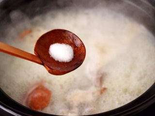 螃蟹青菜辣椒粥,再根据个人口味，加入适量的盐调味。