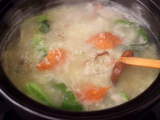螃蟹青菜辣椒粥,大火煮沸后，加入洗净的青菜，煮至青菜断生变色的时候。
