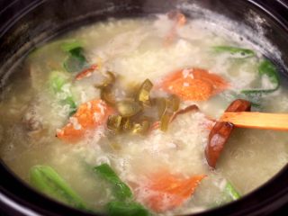 螃蟹青菜辣椒粥,加入切碎的辣椒圈，大火煮沸即可关火。