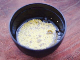 铁杆山药花生双米糊,把大米和小米洗净后，浸泡10分钟。