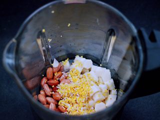 铁杆山药花生双米糊,再放入大米和小米。