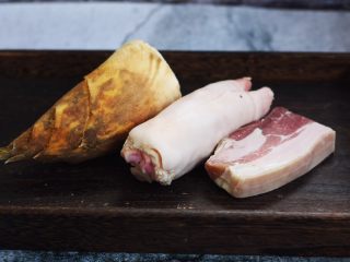 腌笃鲜（猪蹄版）,主要食材：春笋、猪蹄、咸五花肉。