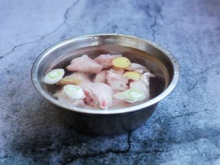 腌笃鲜（猪蹄版）,放在温水里浸泡30分钟，然后清洗干净，清洗时用手挤一挤血水。