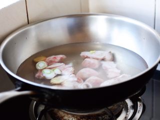 腌笃鲜（猪蹄版）,将猪蹄焯水，捞出备用。