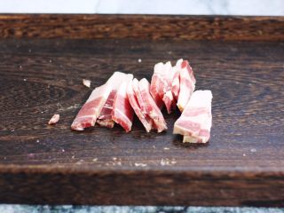 腌笃鲜（猪蹄版）,将咸肉切成片，然后用清水泡2个小时，目的是将咸肉的盐分析出。因为煲汤时间比较长，咸肉的片切的需要稍微厚一些。