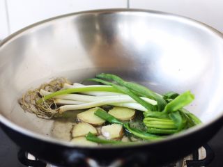 腌笃鲜（猪蹄版）,旺火置锅，放入3勺的食用油，放入八角、姜片，小香葱，炒出香味。