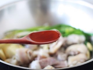 腌笃鲜（猪蹄版）,烹入1勺的黄酒。