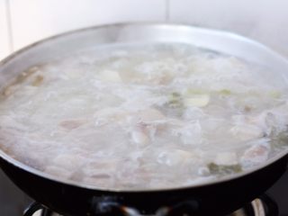 腌笃鲜（猪蹄版）,大火煮开，小火“笃”2个小时。