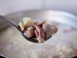 腌笃鲜（猪蹄版）,春笋清脆、肉质酥肥。