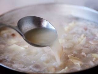 腌笃鲜（猪蹄版）,汤色浓白。