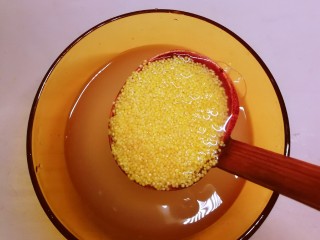 小米海参粥,小米清洗干净备用