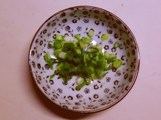 小米海参粥,香葱切碎