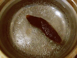 小米海参粥,即食海参放入开水中汆烫