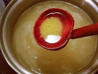 小米海参粥,转中小火熬煮
