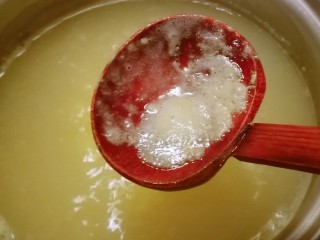 小米海参粥,随着加热  会有一层浮末  捞出即可