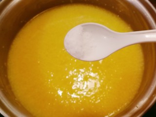 小米海参粥,放入盐调味
