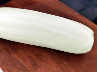 羊肉炖萝卜汤,白萝卜削皮