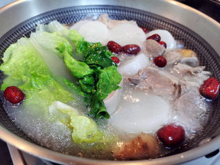 羊肉炖萝卜汤,一锅清纯羊肉汤就基本完成