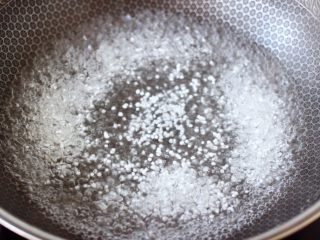 草莓西米露,锅中倒入适量的清水烧开后，放入西米煮沸。