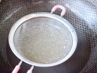草莓西米露,用漏勺捞出过冷水后后，再用凉开水浸泡防粘。