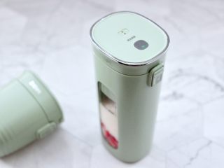 草莓西米露,放上机头，把两边卡扣归位，双击顶部的开关开始转动，28秒快速转动，果汁机声音很轻。
