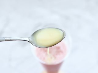 草莓西米露,再加入炼乳搅匀增加口感即可。