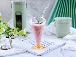 草莓西米露,营养丰富又养肝，这个季节一定要多喝。