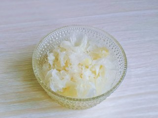 银耳莲子红枣汤,银耳冷水泡发。