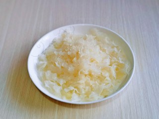银耳莲子红枣汤,泡发的银耳去根，撕成小朵。(银耳必须经过足够的浸泡，才能恢复到它最优的口感呦）