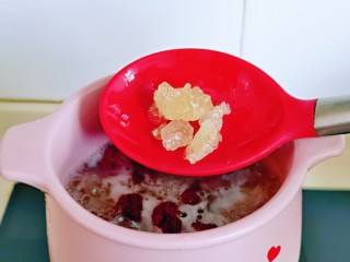 银耳莲子红枣汤,熬出胶后，加入冰糖，再继续熬10分钟，关火前2分钟，加入枸杞即可关火。