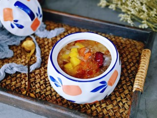 银耳莲子红枣汤,晾凉后，放入冰箱冷藏口感更佳。