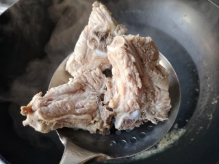 虫草花海带脊骨汤,焯至脊骨表面变白沥水捞出。