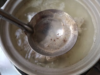 虫草花海带脊骨汤,然后，改用文火煨炖，这样可以使骨组织疏松，骨中的蛋白质、脂肪逐渐解聚而溶出。撇干净骨中煮出的血沫。