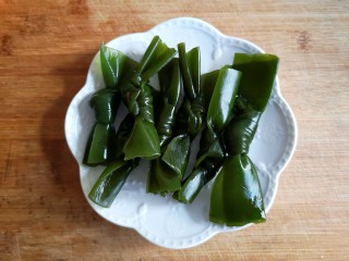 虫草花海带脊骨汤,海带结洗净。