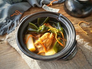 虫草花海带脊骨汤,味道浓郁，海带结酥软，汤鲜美，清淡不油腻。