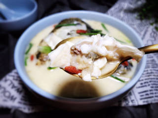 鱼头炖汤,即可食用