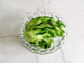 黄瓜雪梨汁,黄瓜切片
