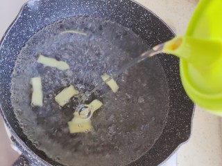 花生猪骨汤,锅内煮适量清水，水开后放入三分之二的姜片，并加入适量料酒