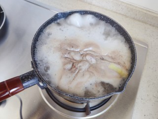 花生猪骨汤,放入猪骨，中大火煮7.8分钟