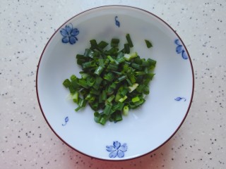 花生猪骨汤,小葱洗净之后切碎