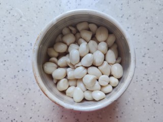 花生猪骨汤,花生去皮，冲洗干净（如果你嫌麻烦可以省略去皮这一步）